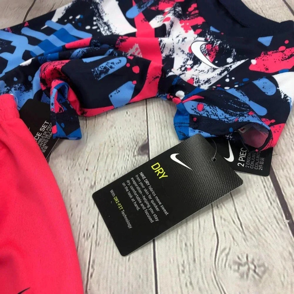 Nike T-Shirt & Shorts bright NWT activewear sportswear streetwear - Picture 6 of 8
